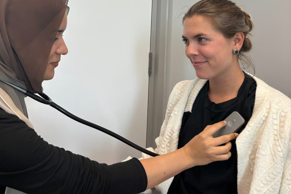 Medicii au dezvoltat un stetoscop bazat pe inteligență artificială care poate detecta trei afecțiuni cardiace în 15 secunde