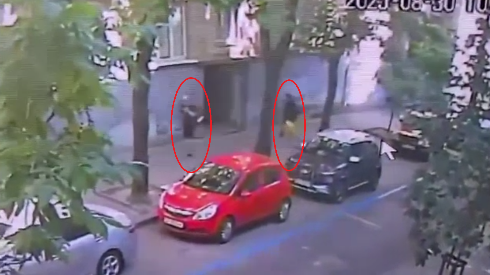 Momentul în care fostul șef al parlamentului Ucrainei este împușcat de 5 ori de un individ deghizat în curier | Video