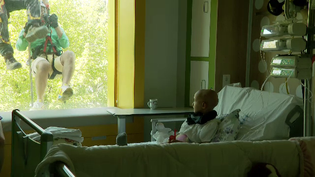 Copiii de la ”Marie Curie”, vizitați de motocicliști și alpiniști utilitari îmbrăcați în supereroi. ”A fost foarte frumos”