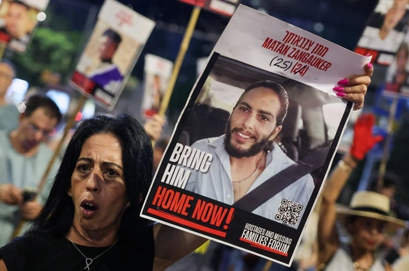 Mama unui ostatic îl amenință pe Netanyahu: „Dacă fiul meu se întoarce într-un sicriu, vei fi inculpat de crimă”