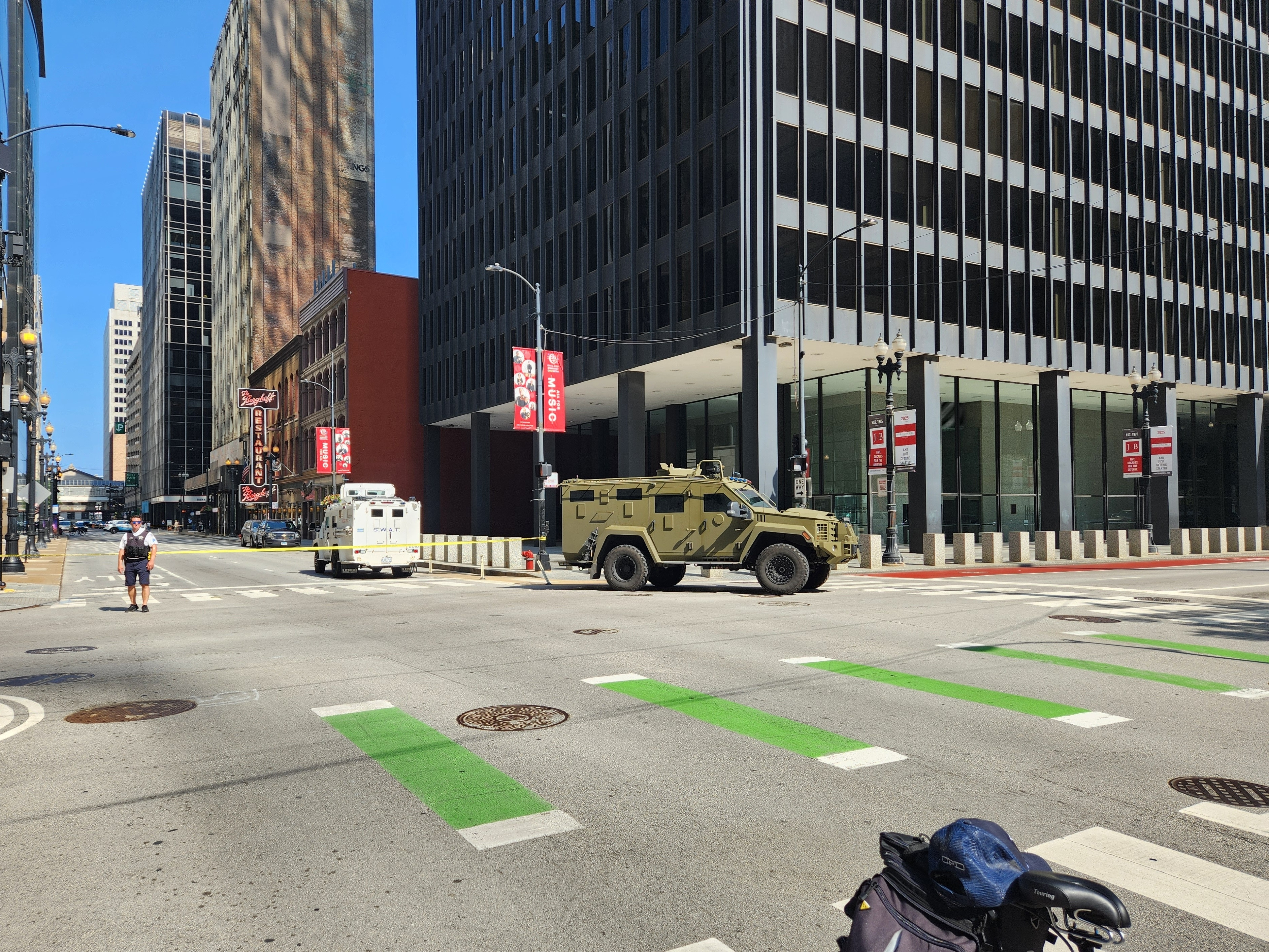 Primarul din Chicago a mobilizat poliția pentru a ”respinge” militarii trimiși de Trump. ”Nu vrem tancuri în oraș”