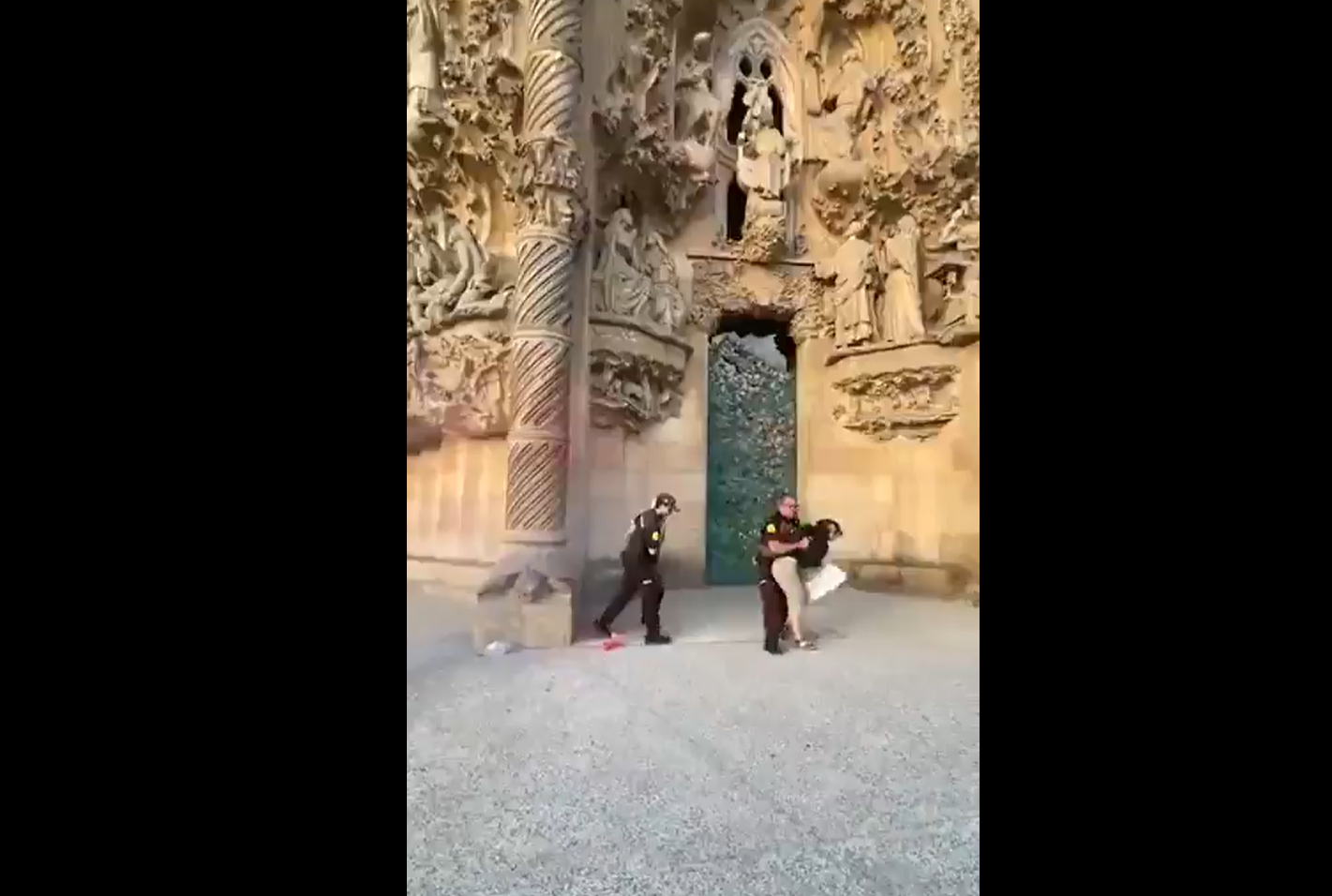 „Dreptate climatică!”. Fațada Catedralei Sagrada Familia din Barcelona, stropită cu vopsea roșie în semn de protest