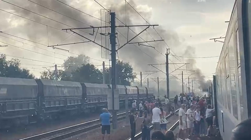 Incendiu la locomotiva unui tren de călători, în judeţul Constanţa. Pompierii intervin de urgență. VIDEO