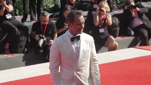 Atmosferă incendiară la festivalul de Film de la Veneția. Jude Law joacă în „Magul de la Kremlin”, despre Vladimir Putin