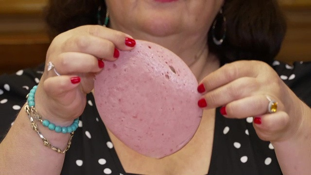 Parizer cu spumant sau cu Fetească neagră? Degustătorii fac ”pairing” surprinzător cu mezelul preferat al românilor