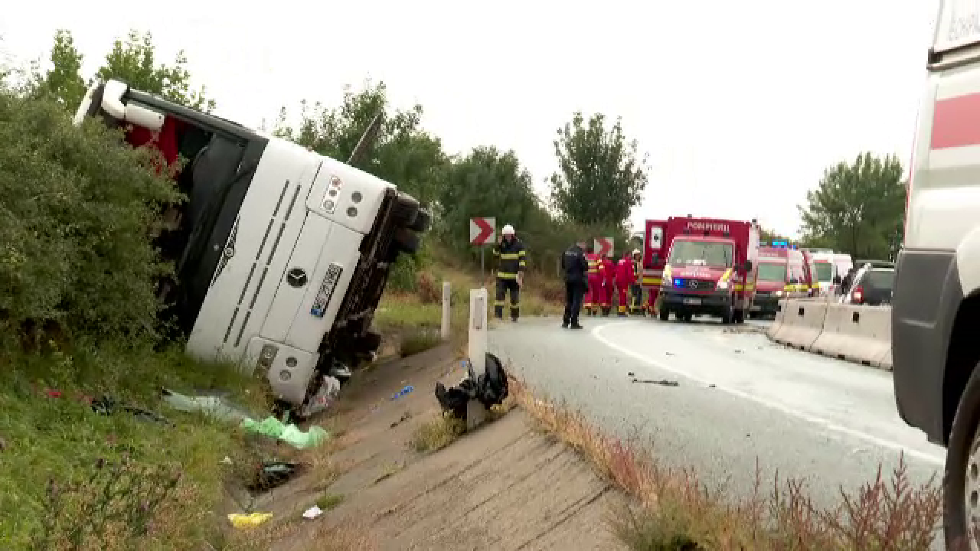 Un om a murit și 9 au fost răniți în accidentul de autocar din Cluj. Cauza ar fi neadaptarea vitezei la condițiile de drum