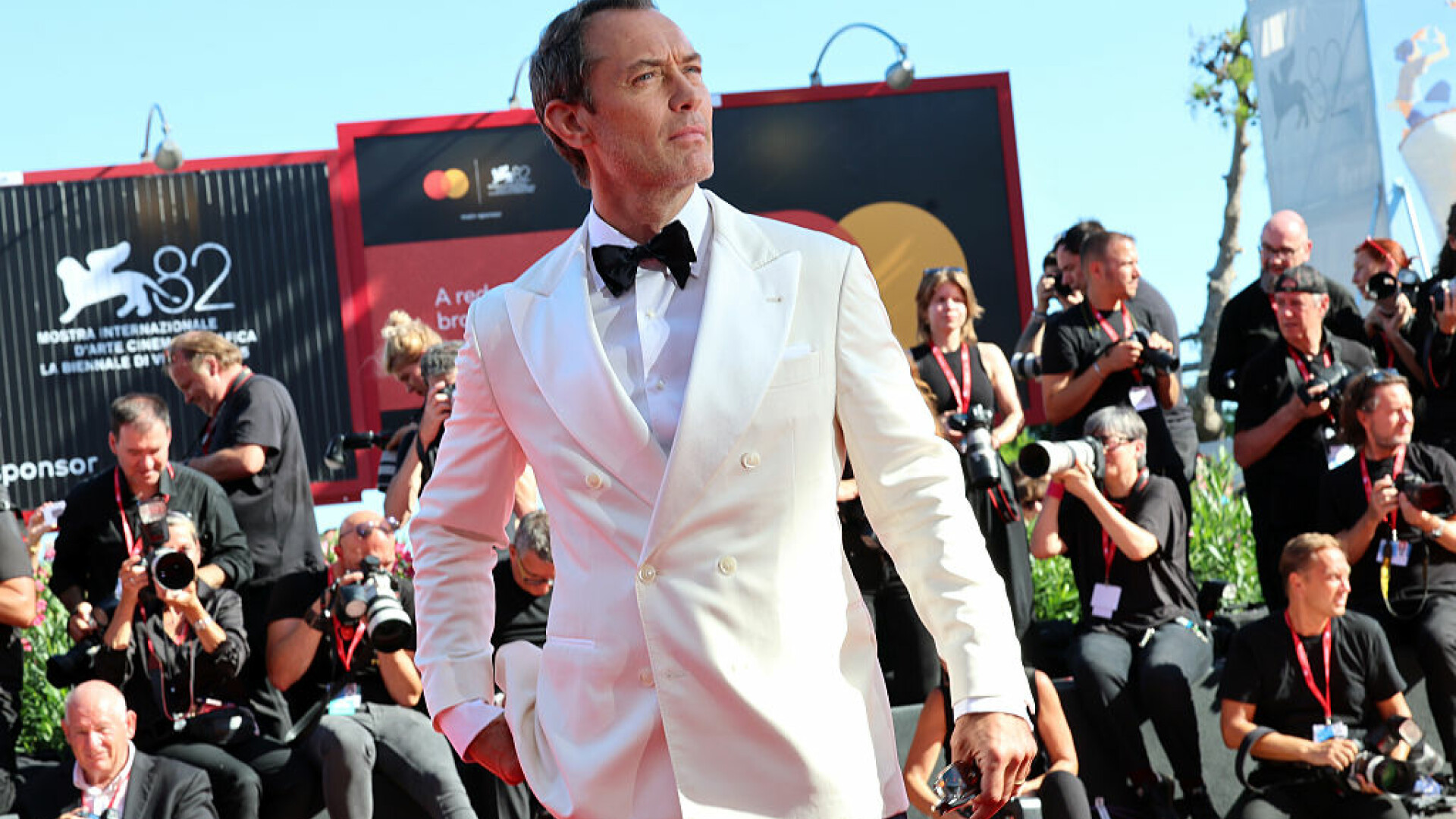 Jude Law, pe covorul roșu de la Veneția. Actorul nu s-a temut să îl interpreteze pe Putin în "The Wizard of the Kremlin"