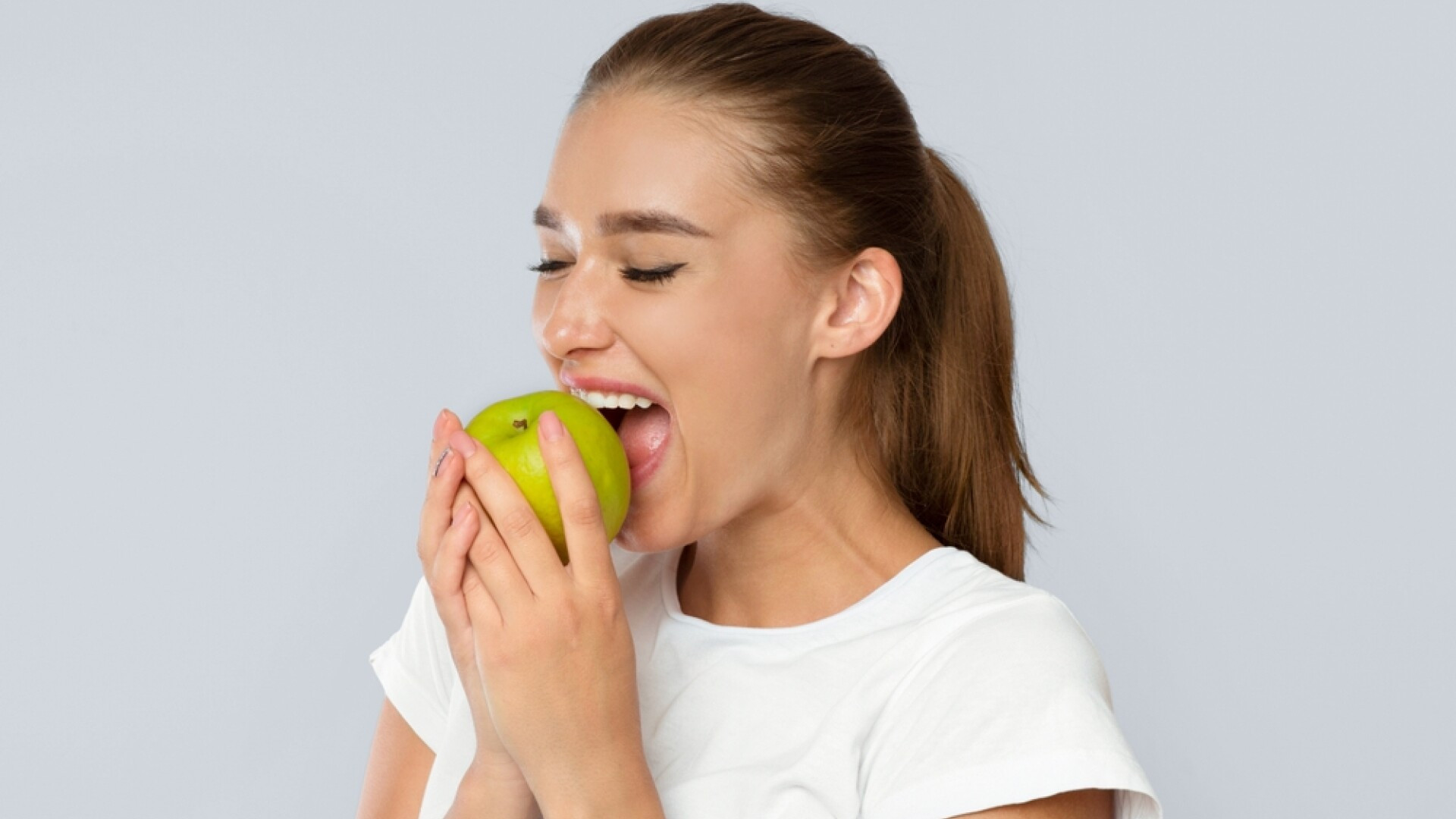 De ce este important să mestecăm alimente tari pentru sănătatea digestivă și dentară. Explicațiile medicilor