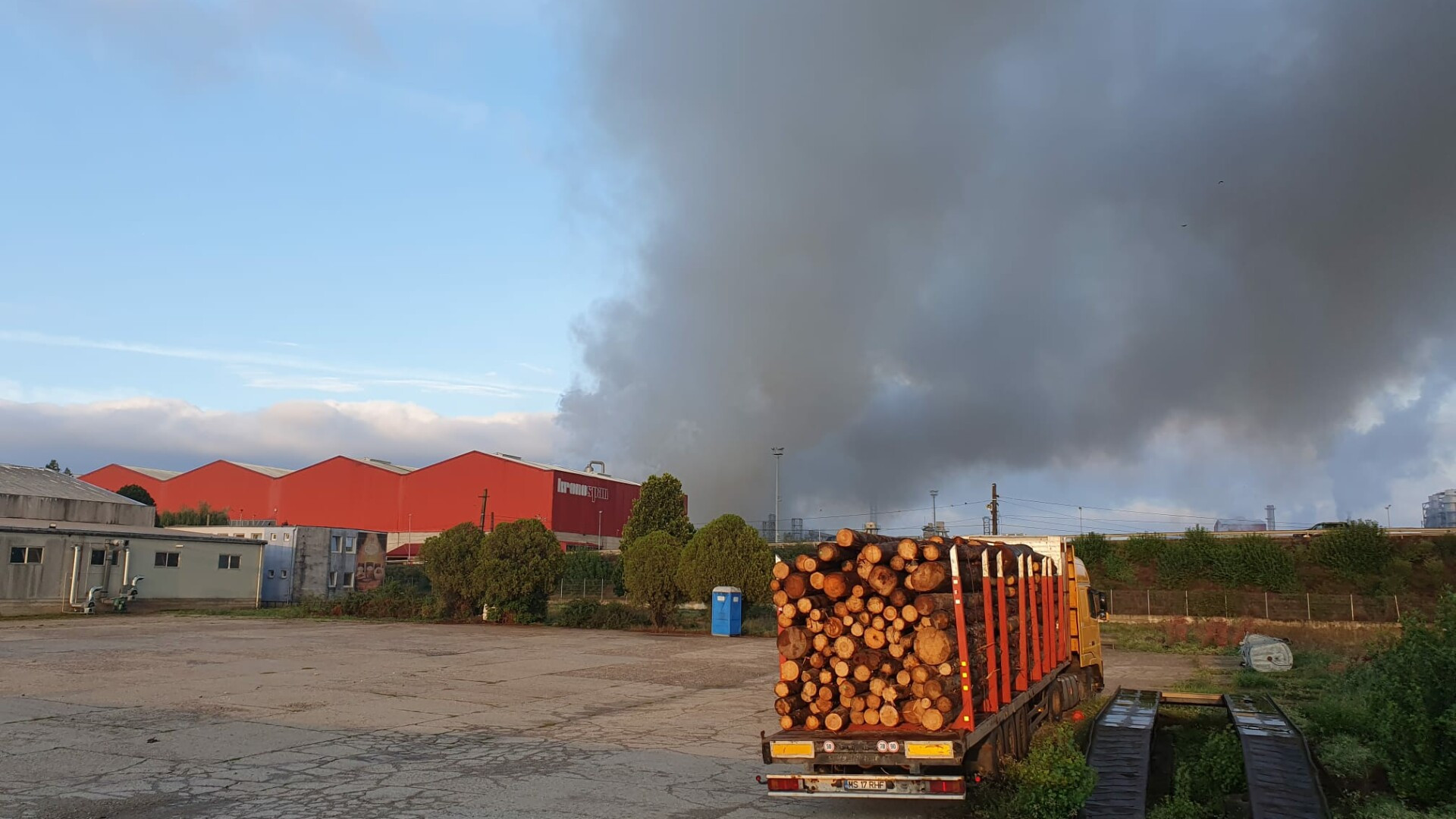 Explozie urmată de incendiu la o fabrică de prelucrare a lemnului din Sebeş. VIDEO cu momentul deflagrației