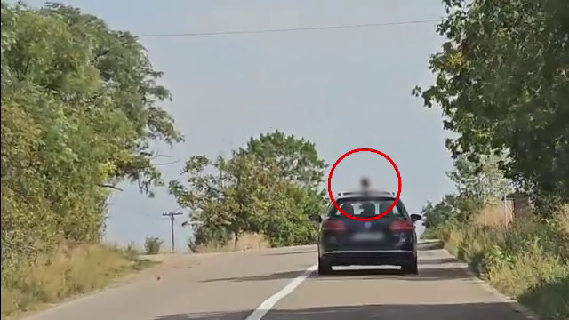 Inconștiență șocantă pe un drum din Botoșani. Un copil a ieșit prin trapa mașinii, în timp ce șoferul își vedea de drum