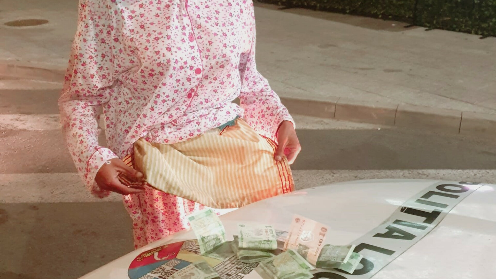 Cerșetor în pijamale roz cu trandafiri și gloss pe buze, amendat în Bistrița. Anterior, activa deghizat în călugăriță | FOTO