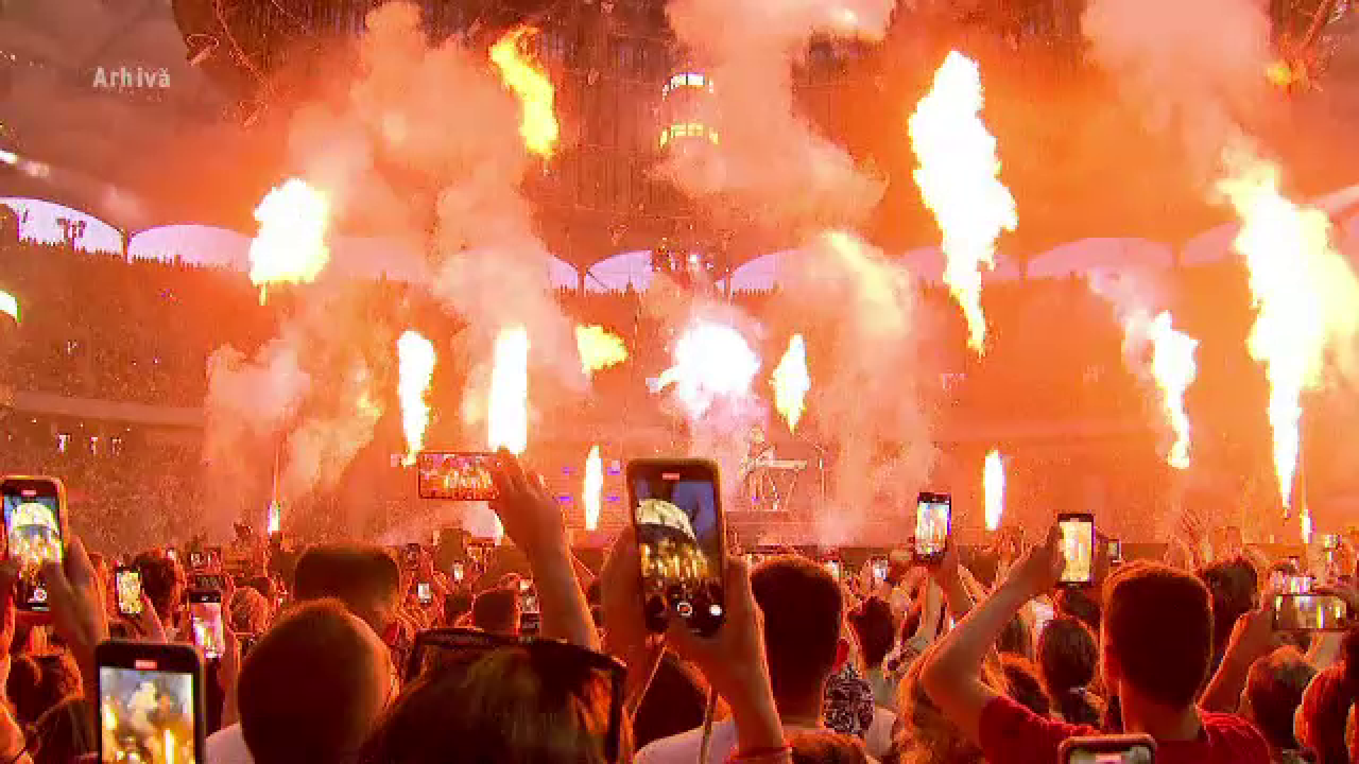 Statul la coadă se mută în online. Românii așteaptă în fața ecranelor pentru consultații la medic sau bilete la concerte