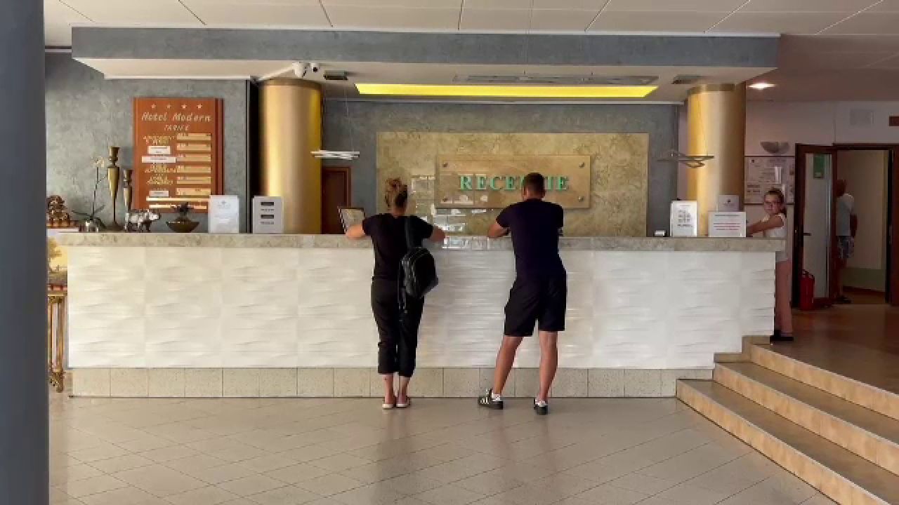 Hotelurile fac check-in tot mai târziu în plin sezon turistic. Oamenii așteaptă chiar și până după-amiază