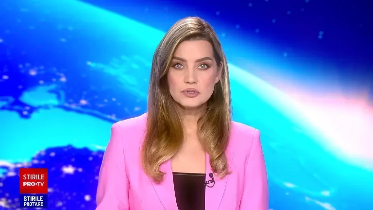 Inconștiență șocantă pe un drum din Botoșani. Copil mic, filmat cum mergea ieșit pe trapa mașinii