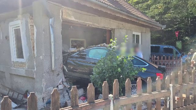 Un șofer începător a pierdut controlul mașinii și a intrat într-o casă. Circula cu viteză mare într-o curbă periculoasă