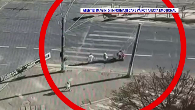 Momentul în care un tânăr care mergea pe trotinetă a lovit o femeie pe trecerea de pietoni, în București. Victima a murit