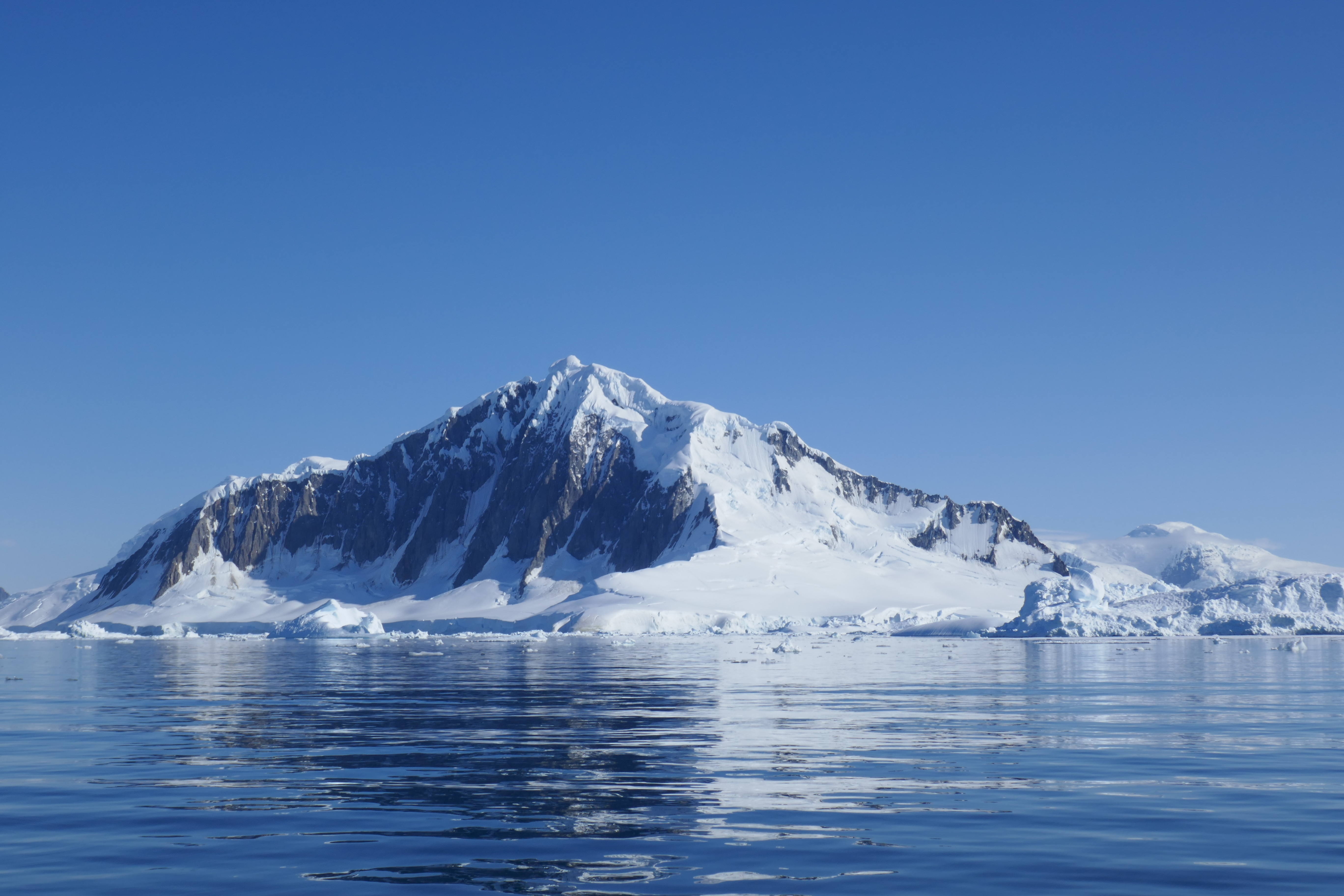 Un aisberg considerat cel mai mare din lume, la un moment dat, se topește accelerat. Oamenii de știință avertizează