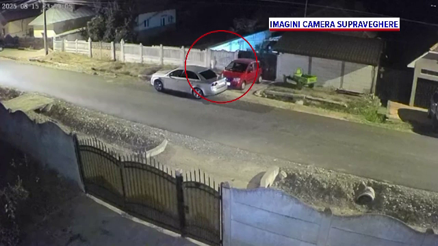 Momentul în care un bărbat beat zgârie mașina unui necunoscut, în Dolj, pentru că „a venit la o fată din satul lui”