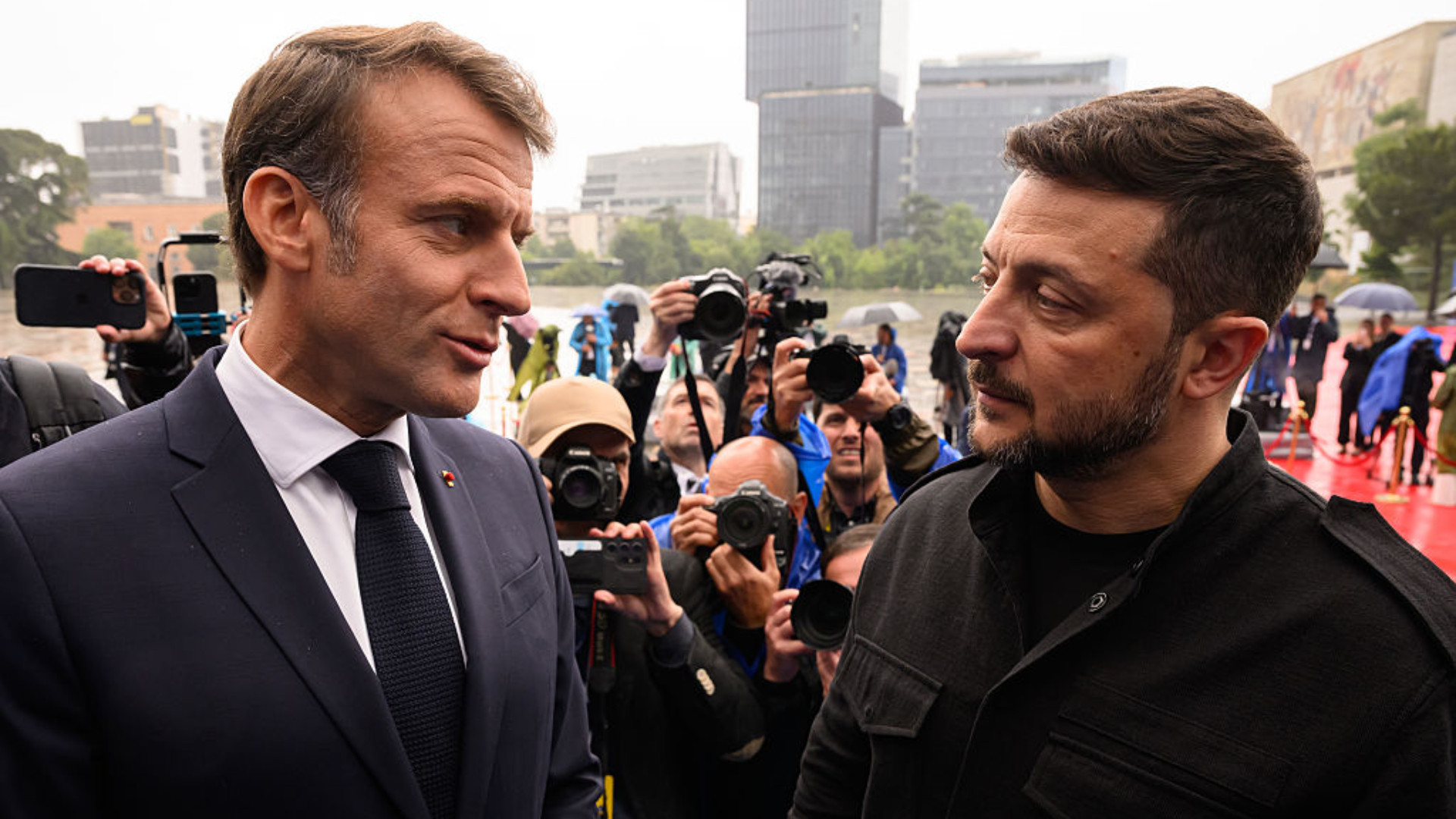 Macron îl asigură pe Zelenski: „Europenii sunt gata să ofere garanţiile de securitate pentru Ucraina”