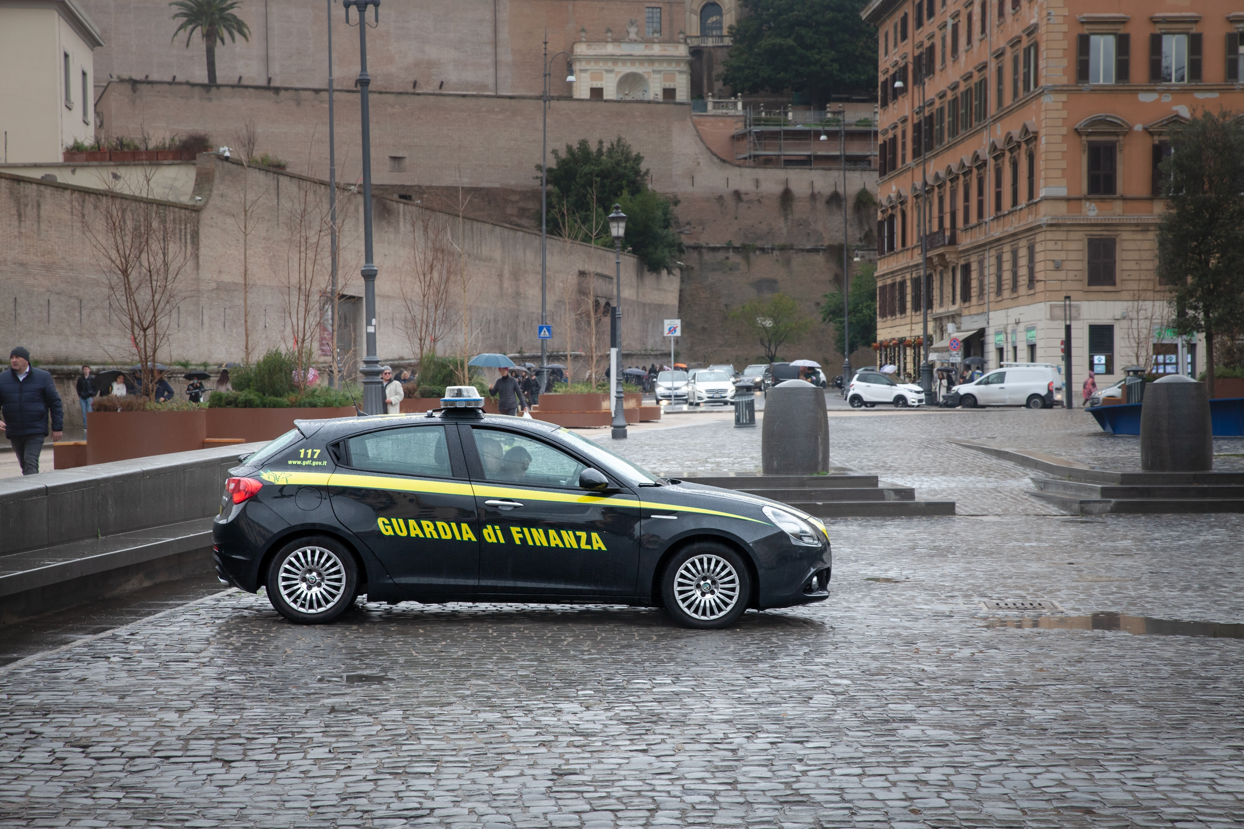 Un român din Italia a păcălit zeci de oameni cărora le-a dat documente false și ștampile inventate. Metoda folosită