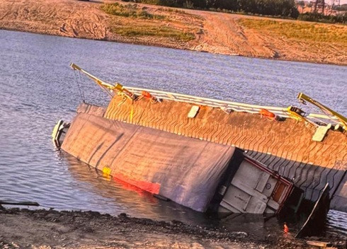 Un bac s-a scufundat în Dunăre după ce un camion cu floarea-soarelui a ajuns la bord. Victimele au sărit din ambarcațiune