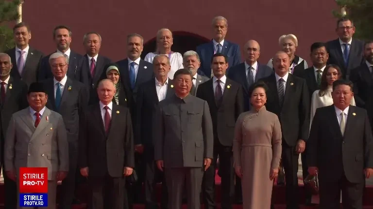Foștii premieri Adrian Năstase și Viorica Dăncilă, în poza de grup a lui Xi Jinping, alături de Vladimir Putin și Kim Jong Un