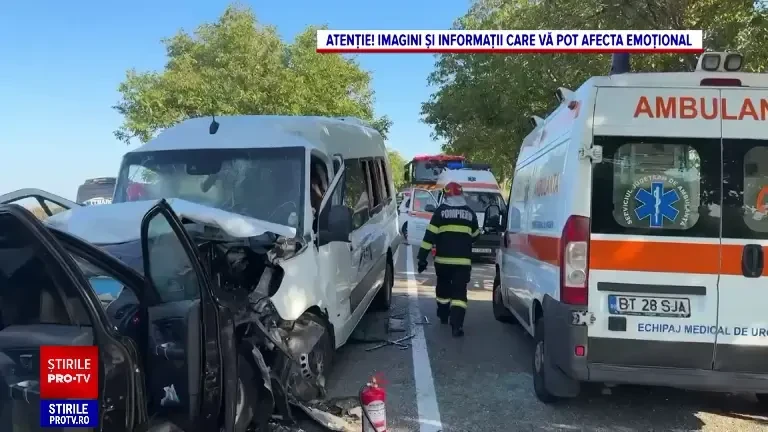 Accident violent între un microbuz şi un autoturism, în Botoșani. Trei persoane au decedat. VIDEO
