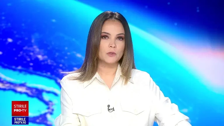 Momentul în care un bărbat beat zgârie mașina unui necunoscut, în Dolj, pentru că „a venit la o fată din satul lui”