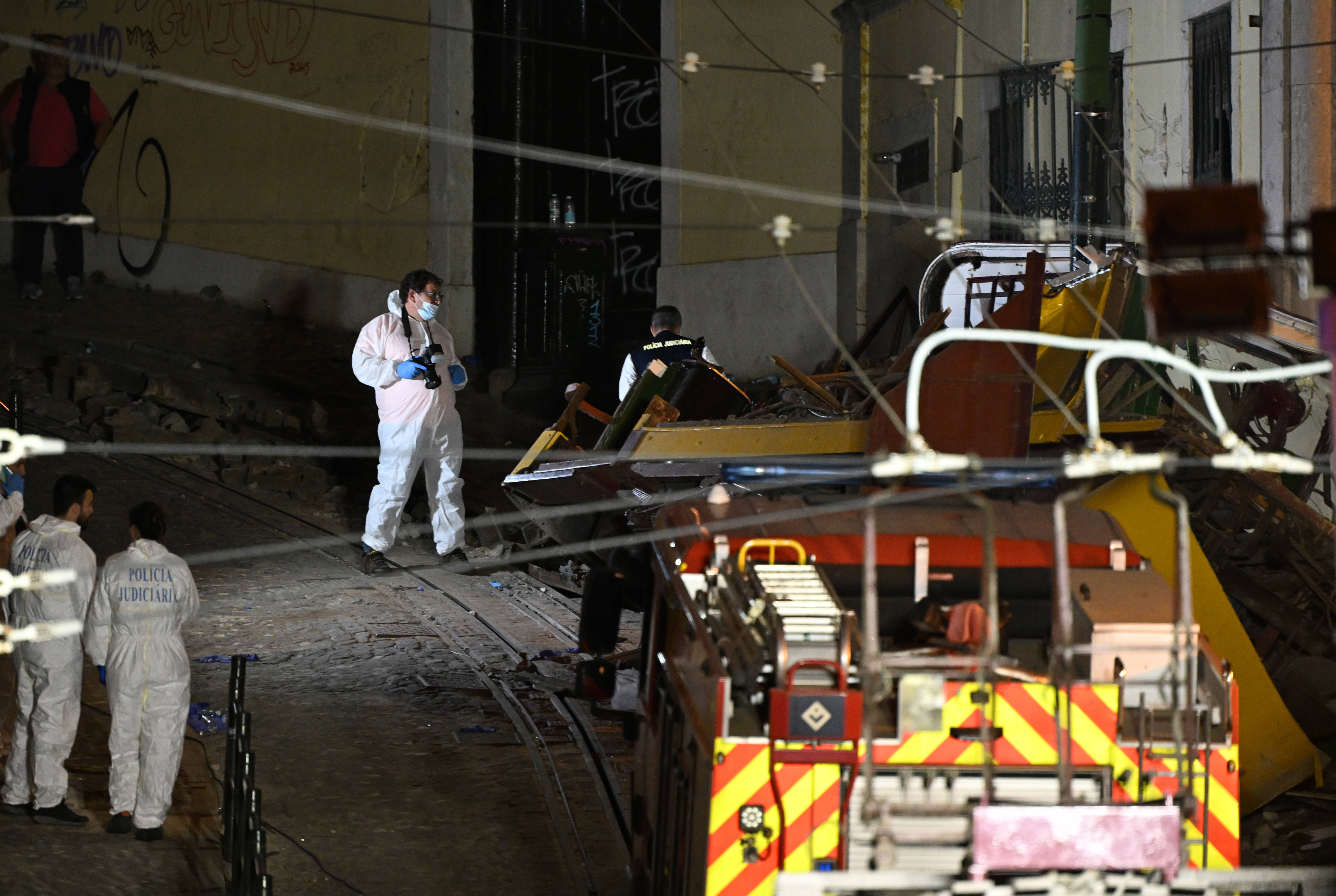 Bilanţul accidentului de funicular din Lisabona a ajuns la 17 morţi. Printre victime - o familie germană, tatăl a decedat