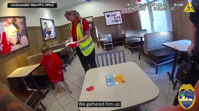 Un copil de 5 ani a mers singur la un fast-food în timp ce părinții dormeau. Reacția lui care i-a surprins pe polițiști