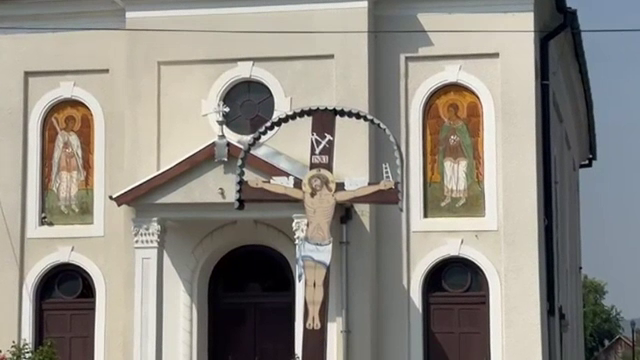 Un preot din Mureș a fost bătut de un enoriaș gelos, în fața credincioșilor. Amândoi au depus plângere la poliție