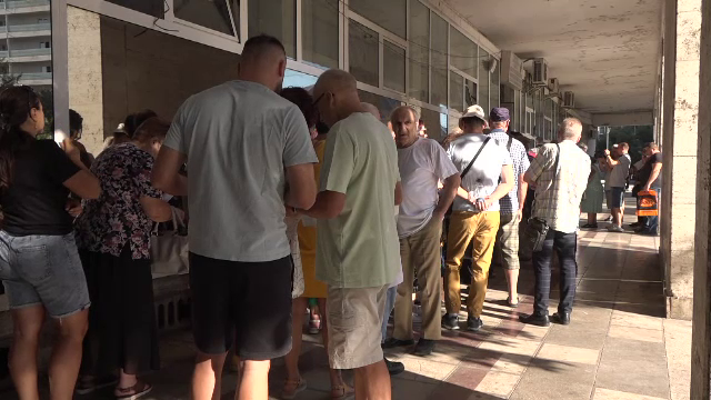 Cozi și scandal după ce Primăria Galați a descoperit că 30.000 de locuitori nu plătesc taxa de salubrizare. ”Păi, e frumos?”