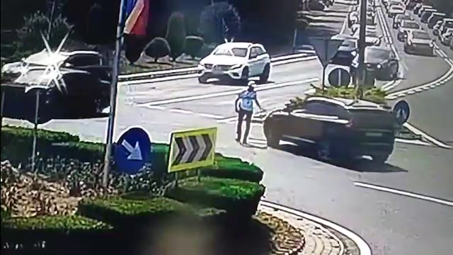 Un bărbat a dat cu mașina peste un polițist care dirija traficul în Eforie, apoi a sunat la 112 să se plângă de omul legii