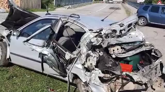 Un șofer e căutat de polițiști după ce a fost implicat într-un accident feroviar. Nu ar fi oprit la trecerea de cale ferată