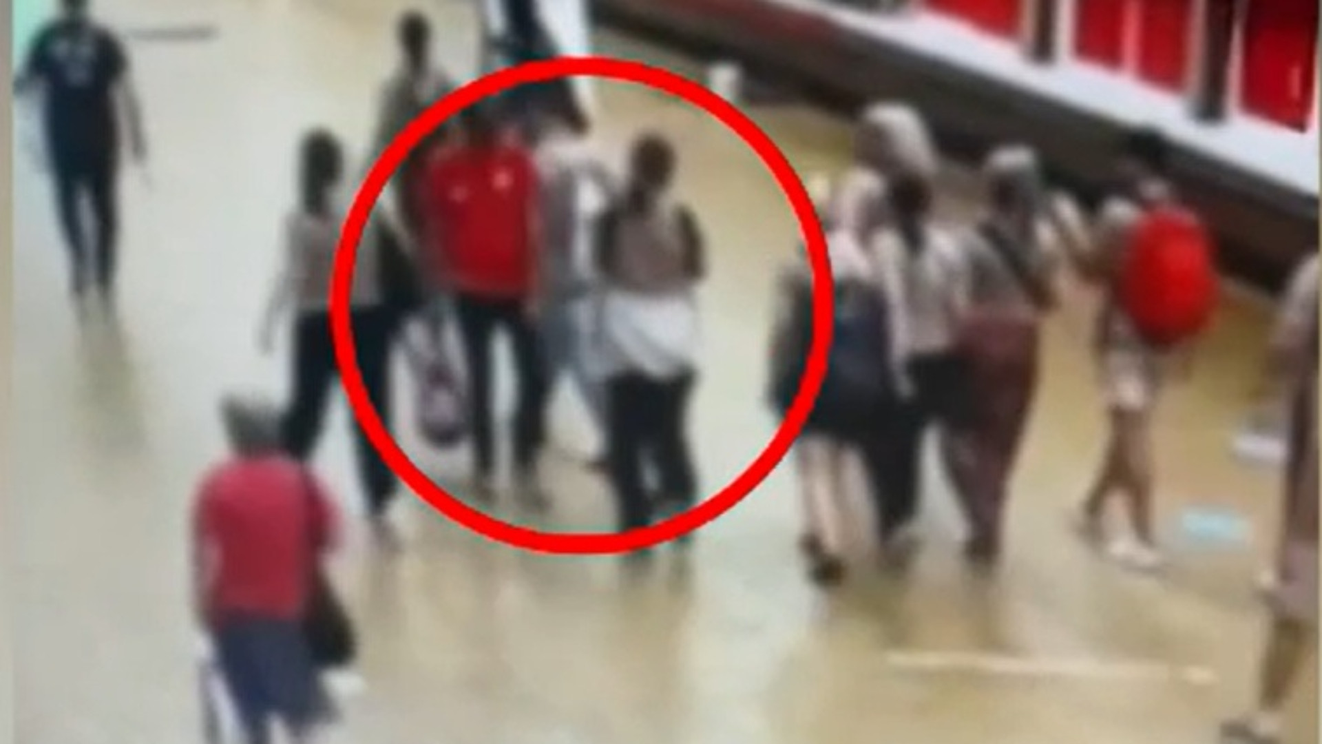 Momentul în care o minoră din Elveția a fost pipăită în Gara de Nord. Cine este individul prins rapid de polițiști