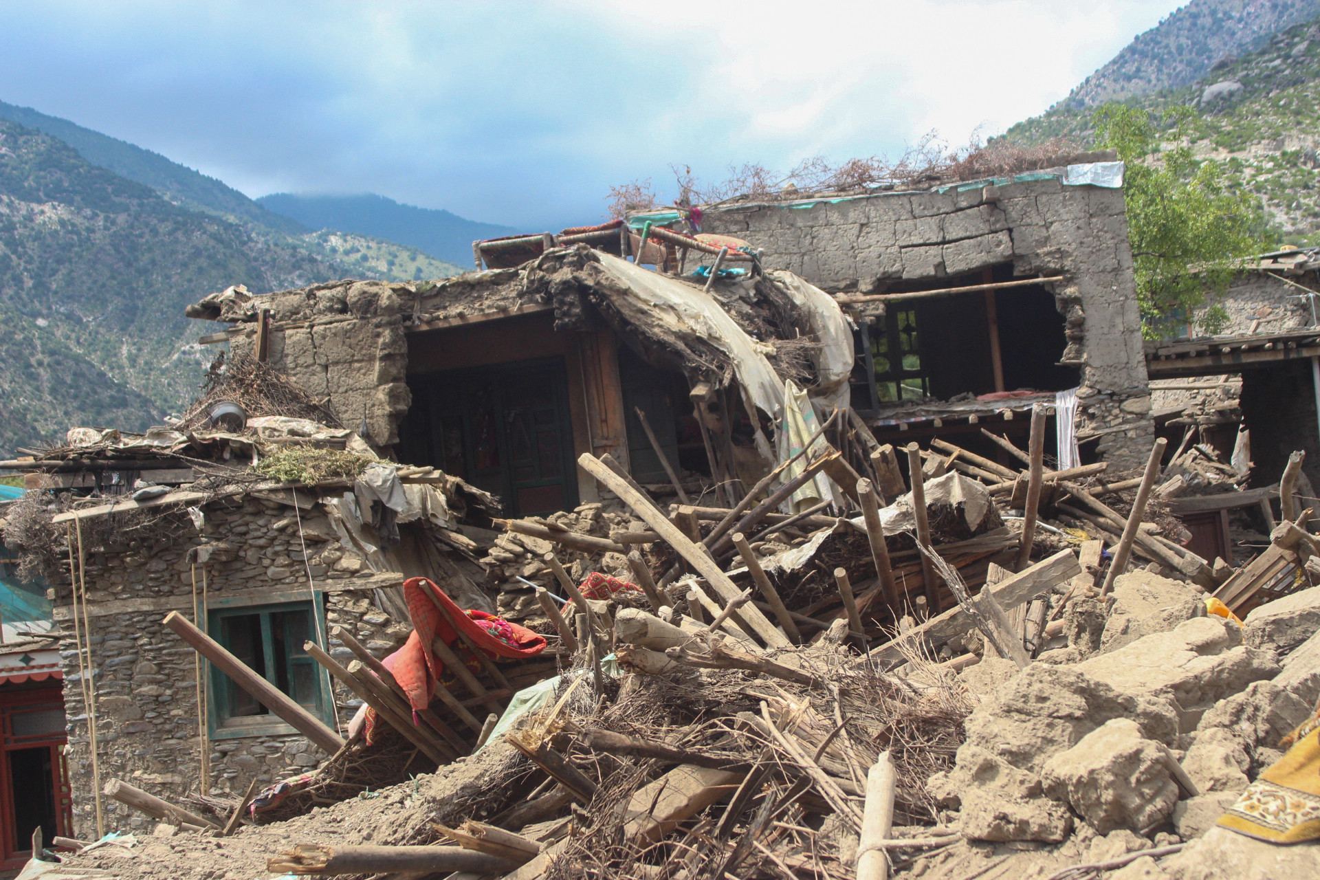 Bilanțul morților după cutremurul din Afganistan a crescut la 2.200. Până la 84.000 de persoane sunt afectate