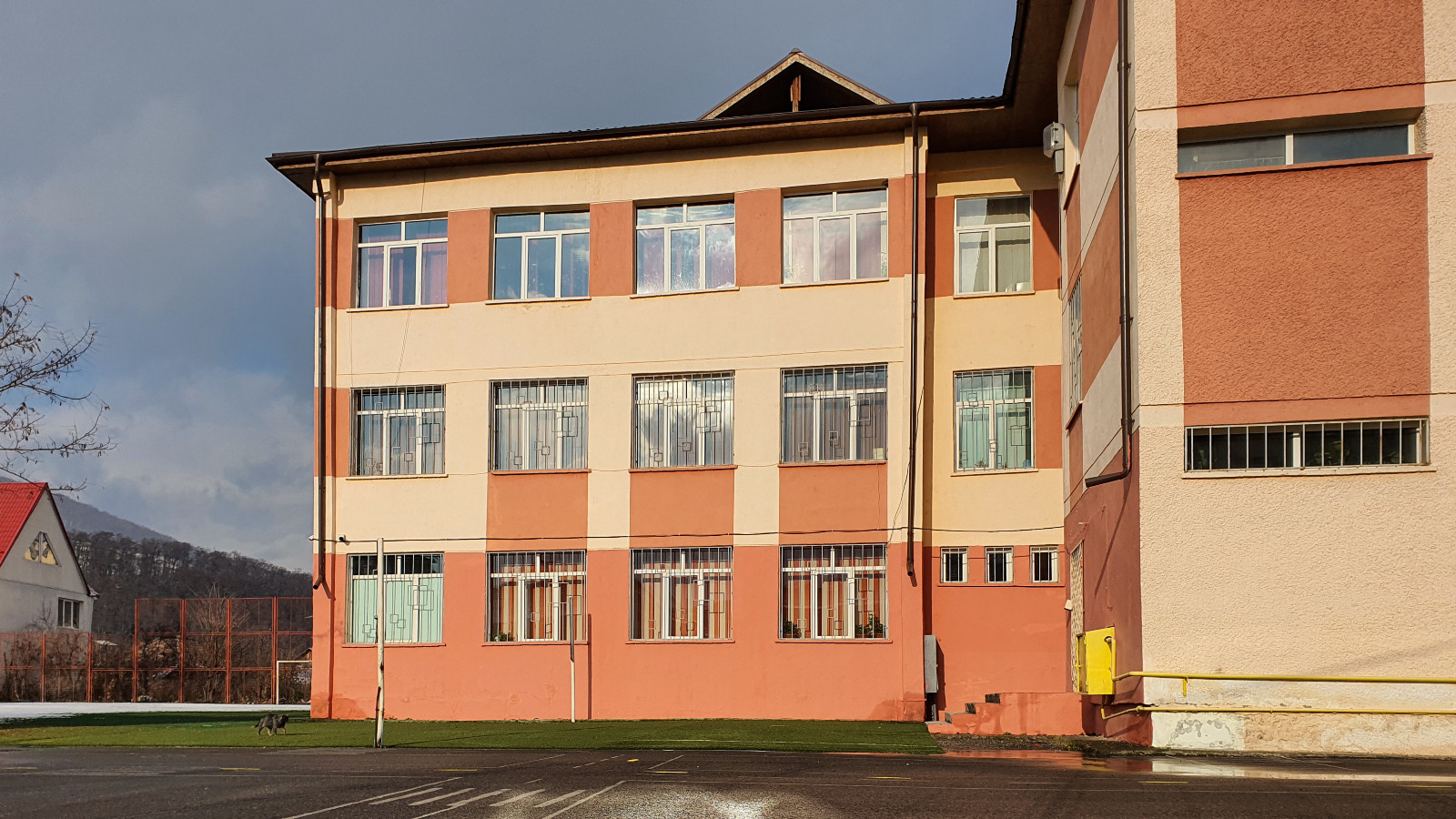 Mai multe școli din Vâlcea vor începe anul școlar fără autorizație. Autoritățile spun că situația va fi remediată treptat