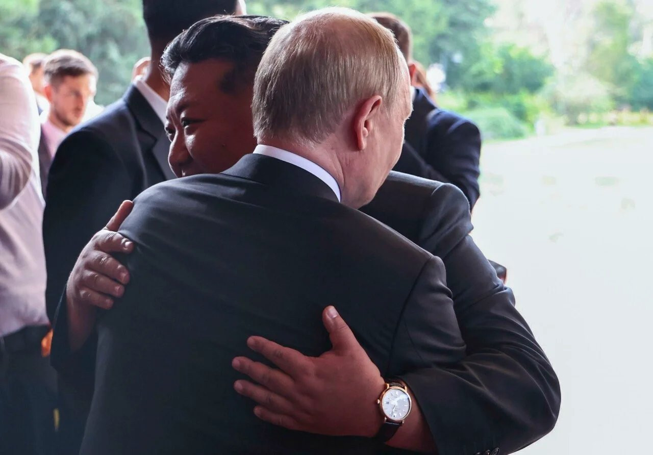 Lux sub sancțiuni: Kim Jong-un afișează un ceas elvețian de 14.000 de dolari la Beijing