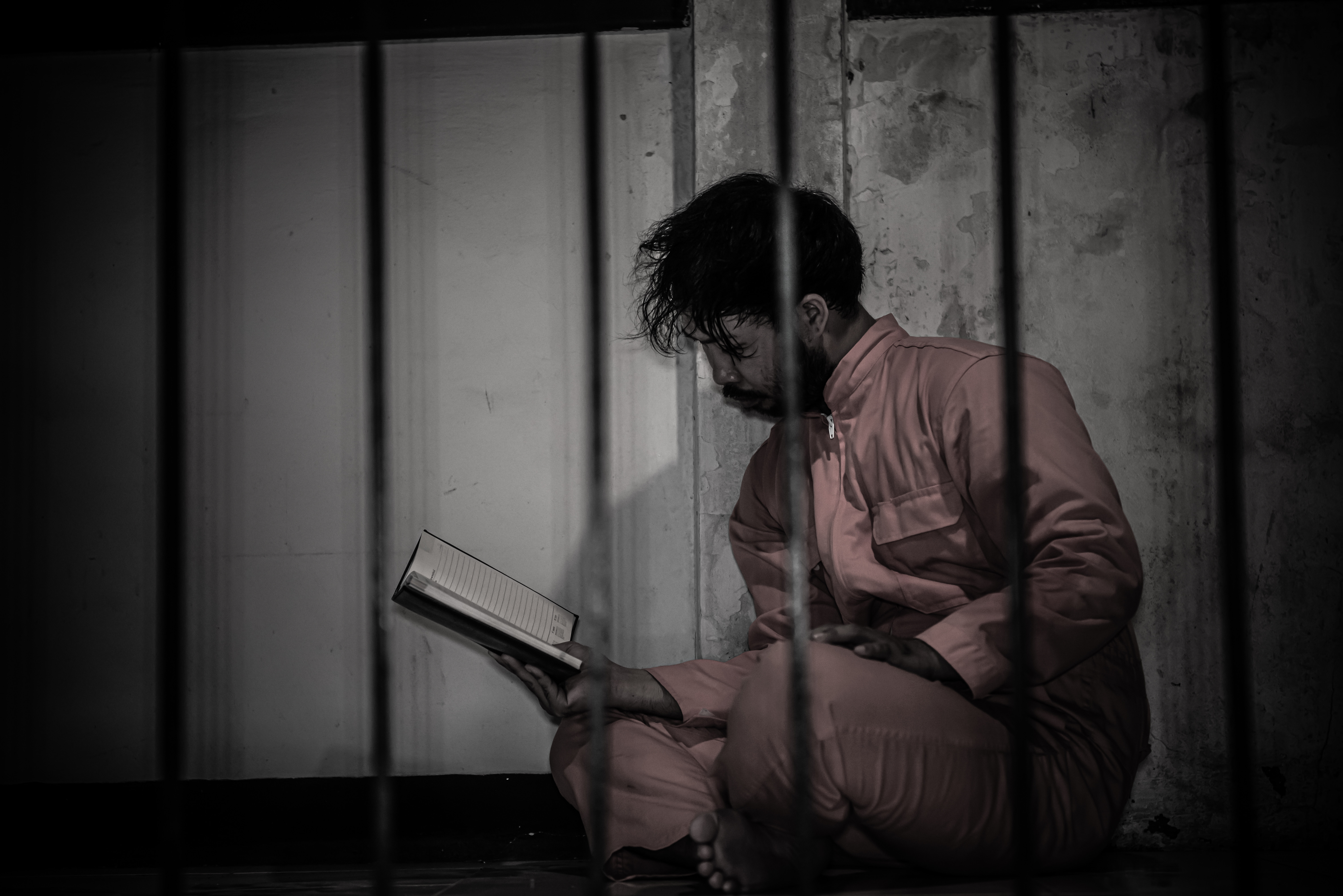 Deținuții din Uzbekistan, eliberați mai devreme dacă citesc cărți. Vor da și lucrări de control. Cât se scade pentru o carte