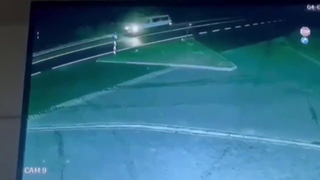 Momentul în care un șofer virează fără semnalizeze și este izbit de o mașină, în Suceava. Bărbatul a murit