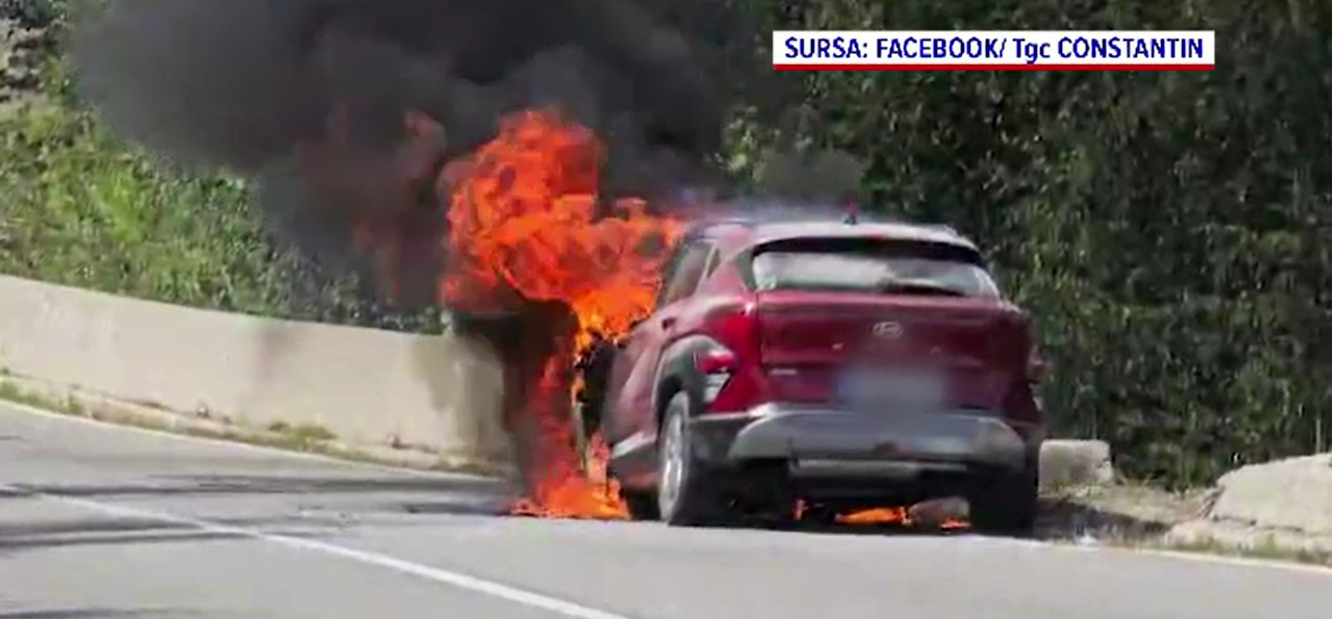O mașină a fost cuprinsă de flăcări pe Transalpina. Circulația a fost blocată aproape o oră