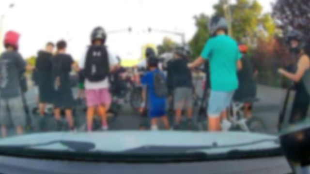 Zeci de tineri filmați circulând haotic cu trotinetele pe șosea, căutați de poliție. Imaginile surprinse de o cameră de bord