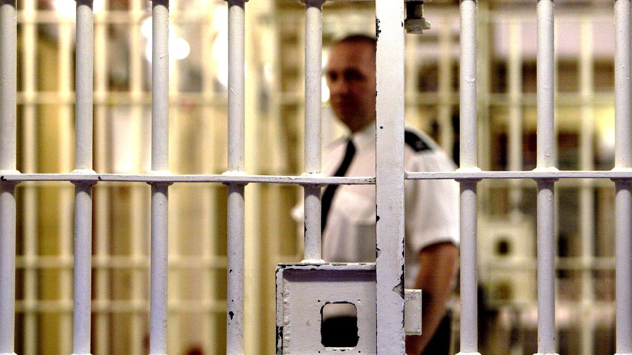 Droguri de mare risc, strecurate în penitenciare în coli de hârtie. Un deținut și o rudă de-a sa, arestați preventiv