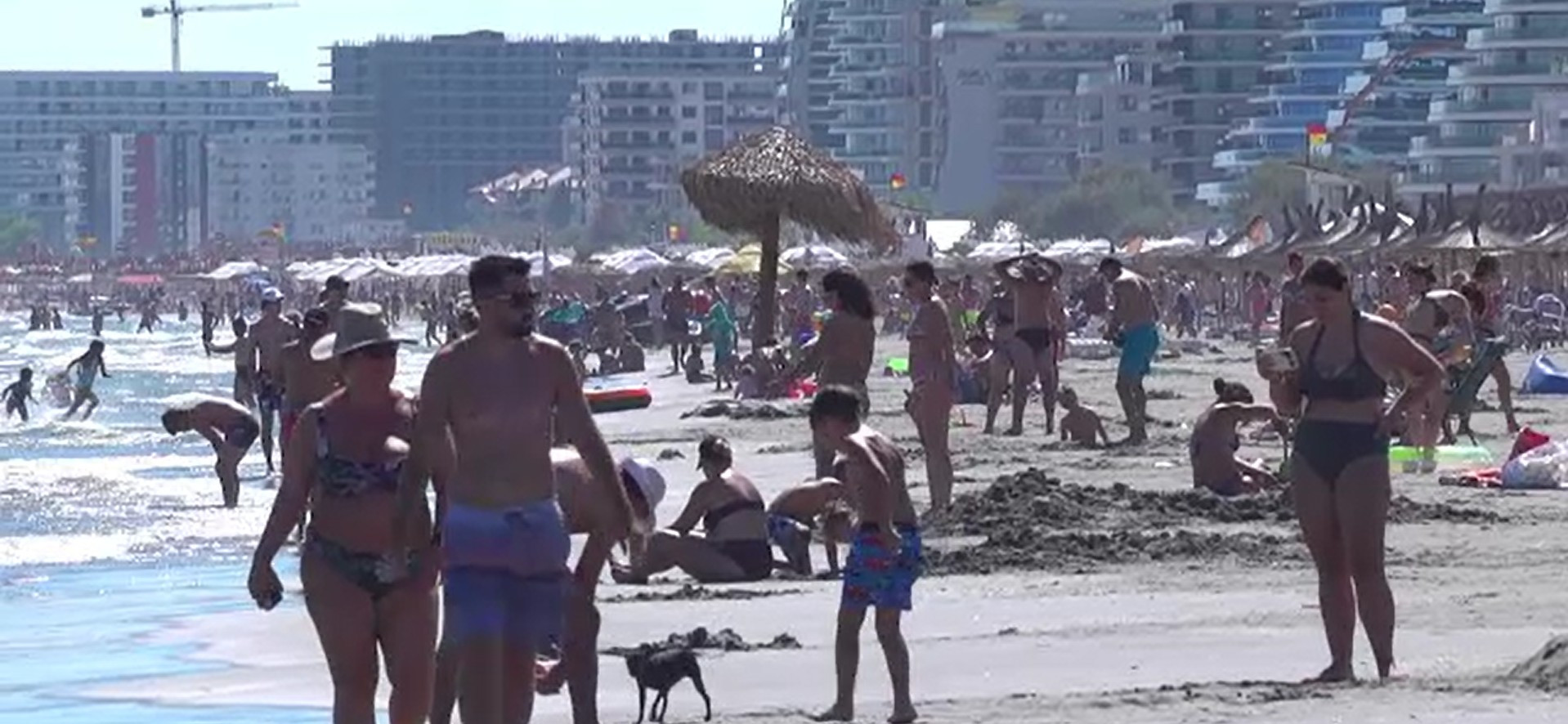 Ultimul weekend de vacanță al elevilor aduce zeci de mii de turiști pe litoral: „Am venit pe fugă”