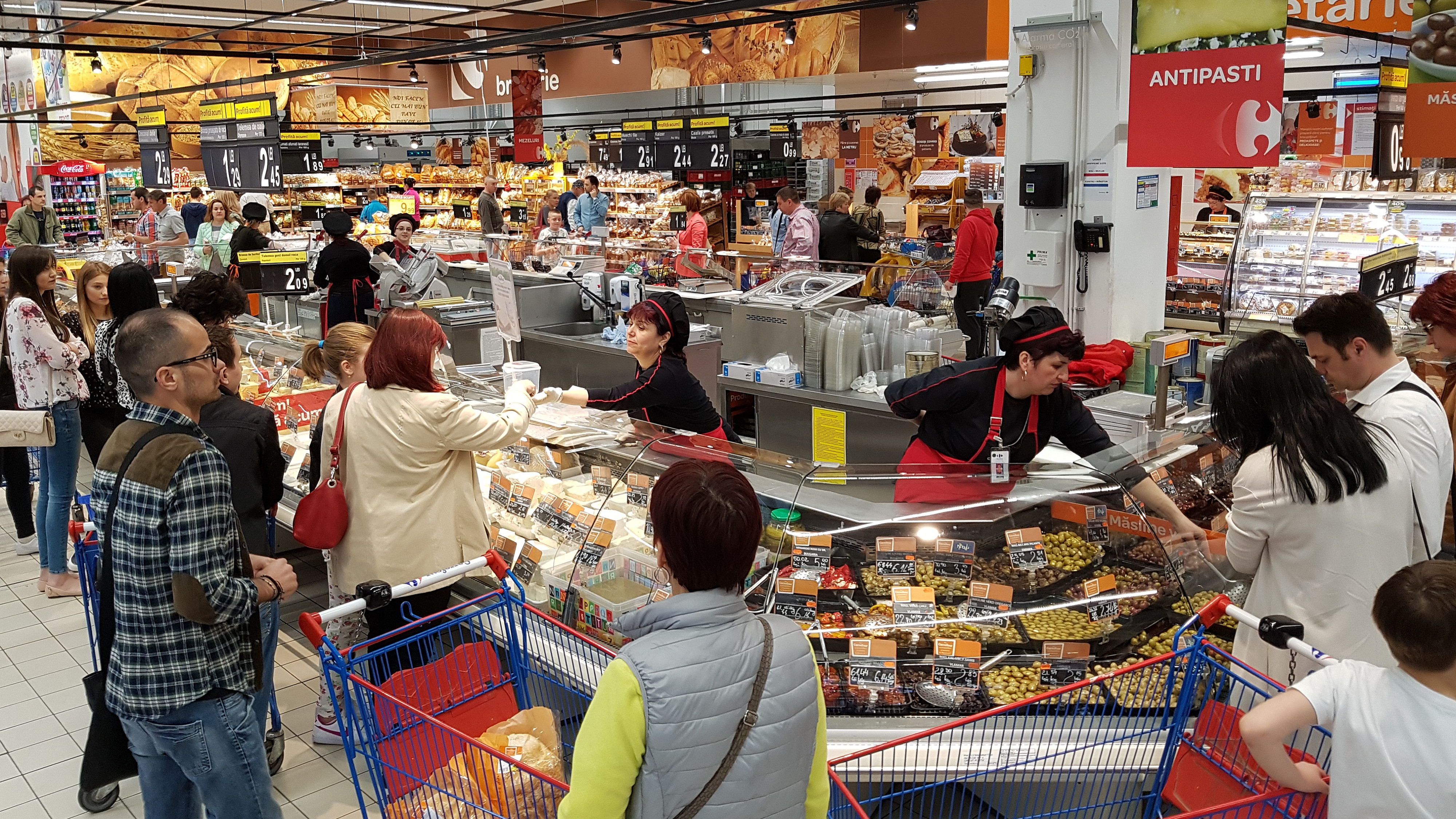 Românii au cheltuit mai mult înainte de scumpiri, dar BNR estimează un vârf al creșterii prețurilor în toamnă