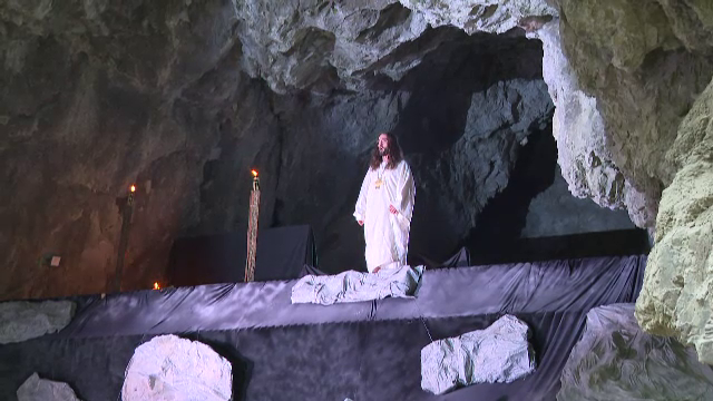 Peștera Polovragi s-a transformat în scenă pentru piesa „Sub Stânca Nemuririi”. Au fost aduse la viață miturile dacilor