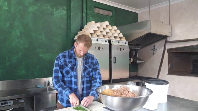 Soluția unui brutar australian pentru a folosi ingredientele „defecte”: „Tot ce facem e pentru a reduce risipa alimentară”