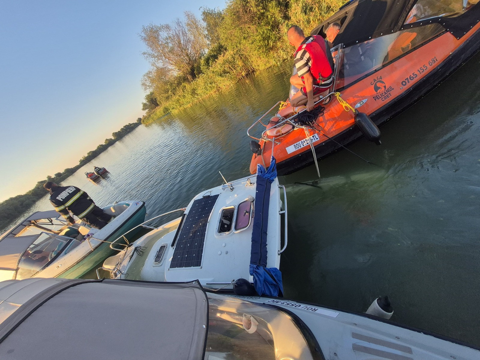 Ambarcațiune salvată la timp în Delta Dunării: Pompierii și localnicii au împiedicat o scufundare totală