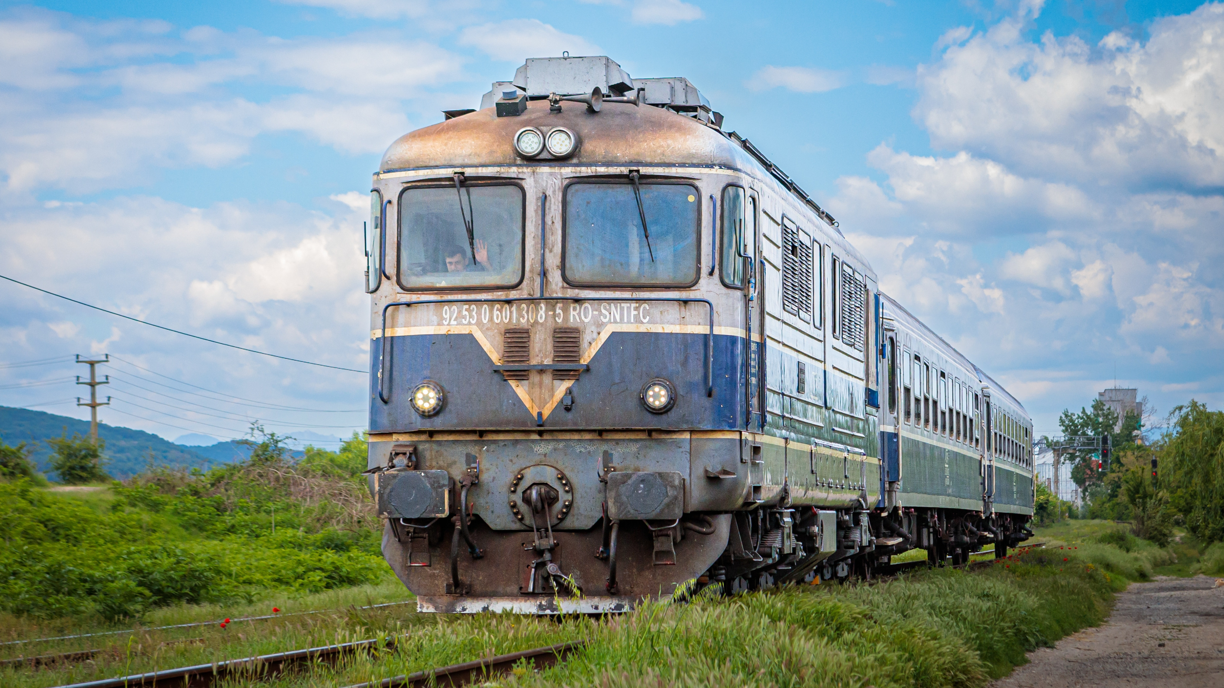 Un tren din Valea Jiului a „reușit” să parcurgă 80 de km în 12 ore și 17 minute. Reacția CFR Călători