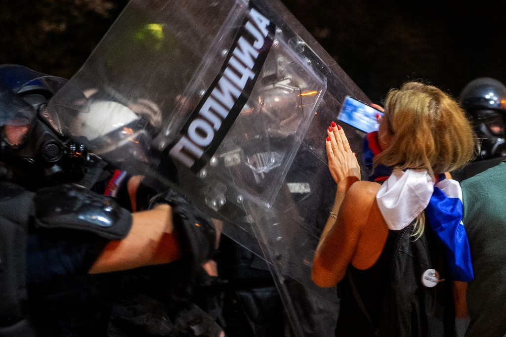 Sârbii au ieșit în stradă la Novi Sad împotriva guvernului. 42 de persoane au fost arestate, după un „atac masiv şi brutal”